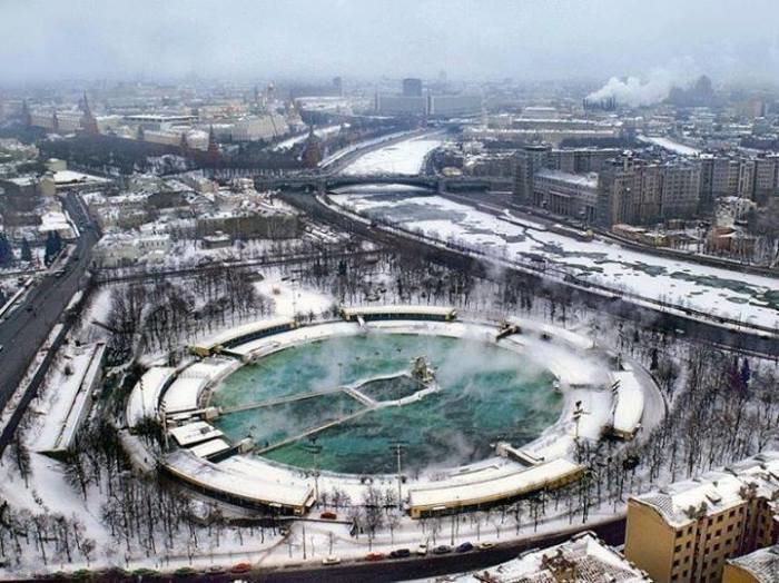 И летом, и зимой бассейн был одинаково популярен. /Фото: pikabu.ru