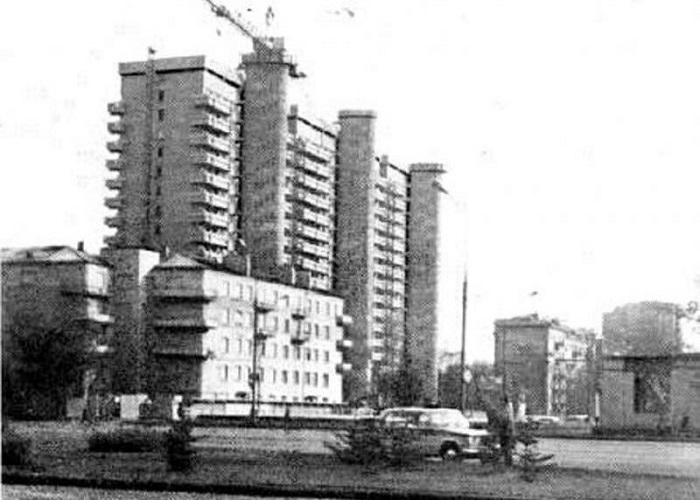 Дом на заключительном этапе строительства, 1978 год. /Фото: pikabu.ru