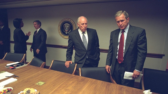 Президент Джордж Буш-младший в бункере под Белым домом в 2001 году. /Фото: maximonline.ru