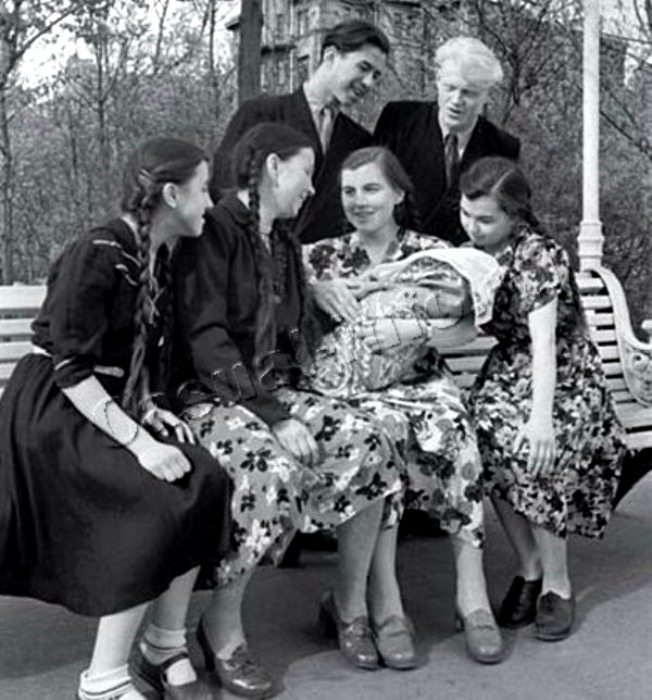 Послевоенная мода 1940-х, по сути, дублировала предвоенную. /Фото: livemaster.ru 