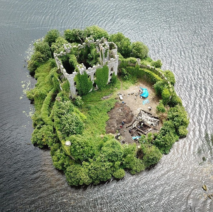 Замку на одиноком острове почти тысяча лет. /Фото: colodu.club