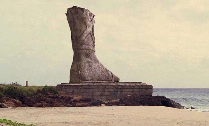 Всё, что осталось от гигантской статуи. /Фото: billionnews.ru