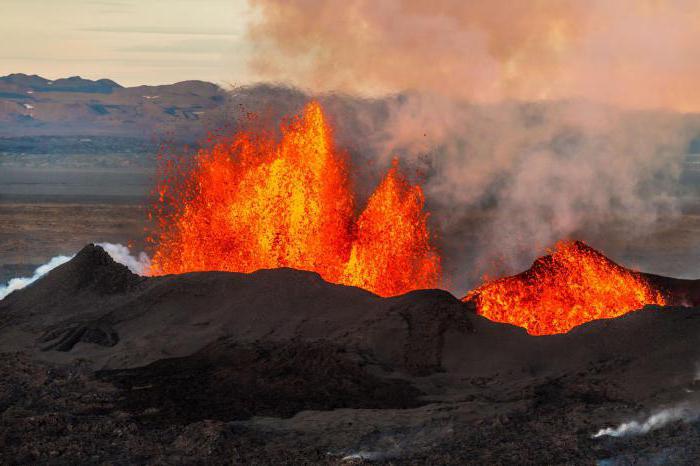 Место, где регулярно разламывается земная кора и извергается лава. /Фото: syl.ru
