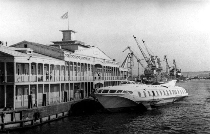 Погрузка пассажиров с дебаркадера на судно на подводных крыльях, 1960-е годы. /Фото: radikal.ru