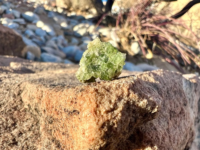 Фрагмент тринитита, найденный в Нью-Мексико. /Фото: newmexicorocks.com Фрагмент тринитита, найденный в Нью-Мексико. /Фото: newmexicorocks.com