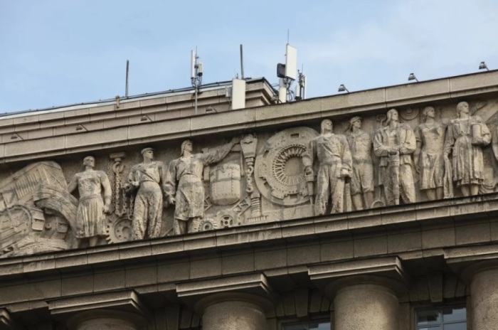 Лепнина - яркая черта сталинок, которая после войны оказалась слишком дорогой.