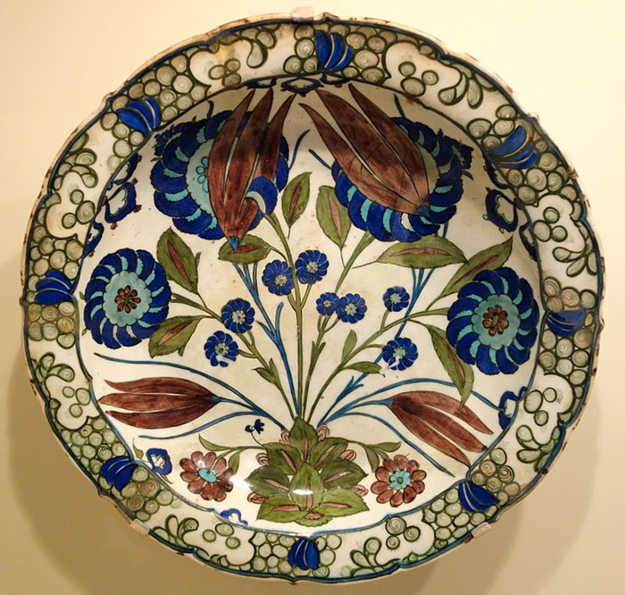 Изображение тюльпанов на тарелке из Ближнего Востока - родины цветов. /Фото: wikipedia.org