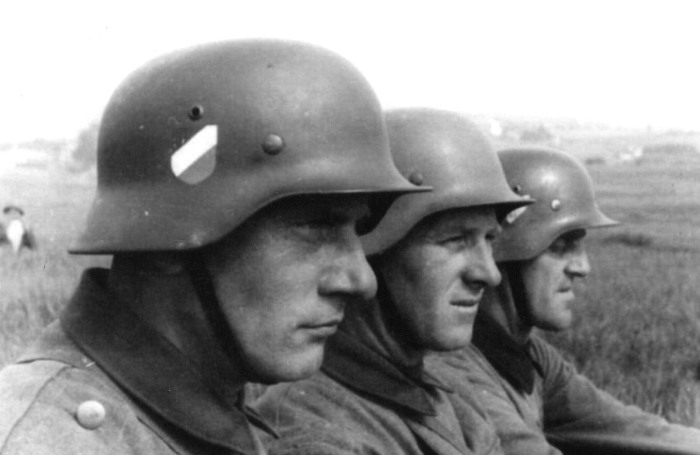 В 1940-х эмблемы на касках были нарисованы, а не отлиты. /Фото: russian7.ru