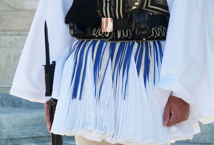 Цвет бахромы отсылает к государственному флагу Греции. /Фото: xtreker.ru 