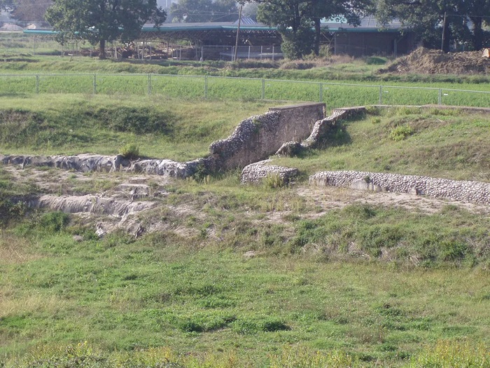 Остатки реального вомитория - коридора в амфитеатре, современный вид. Остатки реального вомитория - коридора в амфитеатре, современный вид.