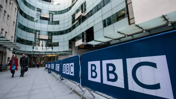 Оказывается, в центре этой странной тенденции находится главная телекомпания англичан - ВВС. /Фото: bbc.com Оказывается, в центре этой странной тенденции находится главная телекомпания англичан - ВВС. /Фото: bbc.com