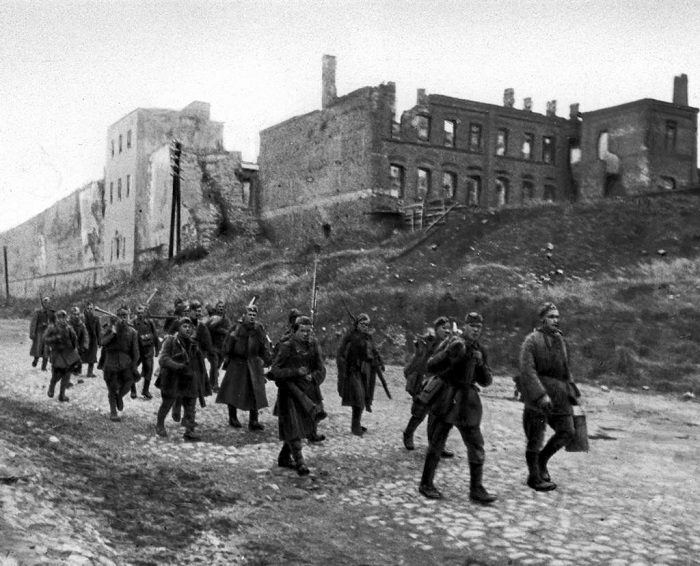 Под Смоленском в первые годы советская армия была вынуждена отступать. /Фото: razvitie-48.ru