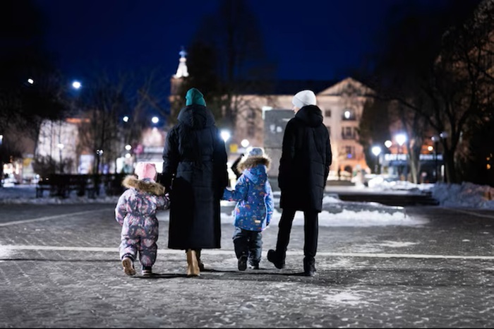 Гуляйте перед сном всей семьёй - будете лучше спать.