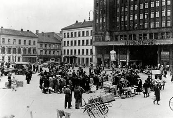 Рыночная площадь в оккупированном Осло, 1942 год.
