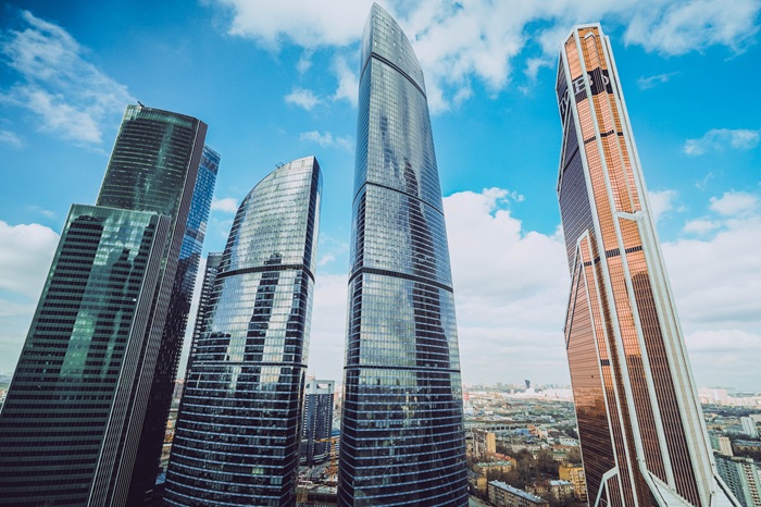 После тёмных каменных сооружений броские, ослепительные небоскрёбы были чем-то новым.