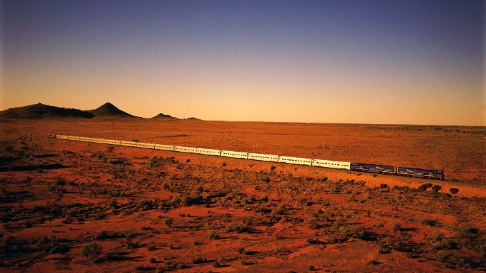 Поезд, бороздящий просторы австралийских пустынь. /Фото: travel.nine.com.au