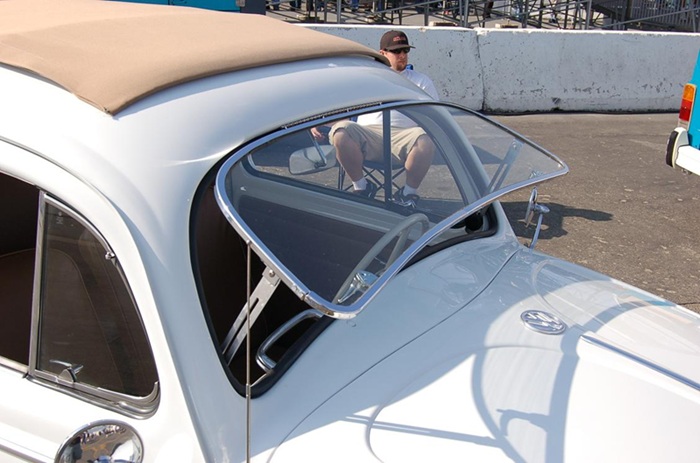 Такие стёкла должны были обезопасить, а вышло наоборот. /Фото: thesamba.com Такие стёкла должны были обезопасить, а вышло наоборот. /Фото: thesamba.com