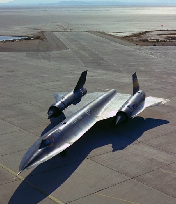 Пожалуй, самый футуристичный военный самолёт, который только существовал.