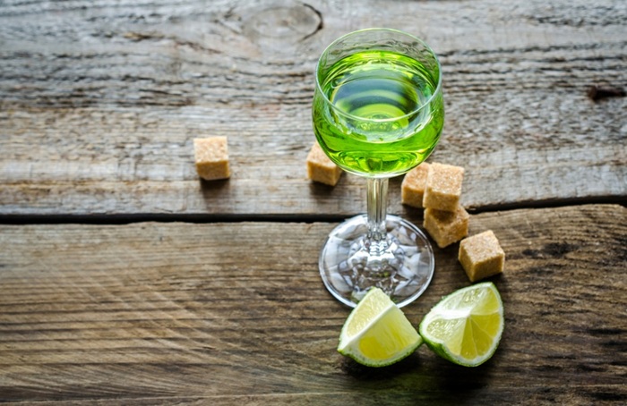 Абсент, конечно, не очень полезен, но кое-что ему всё-таки напрасно приписали.