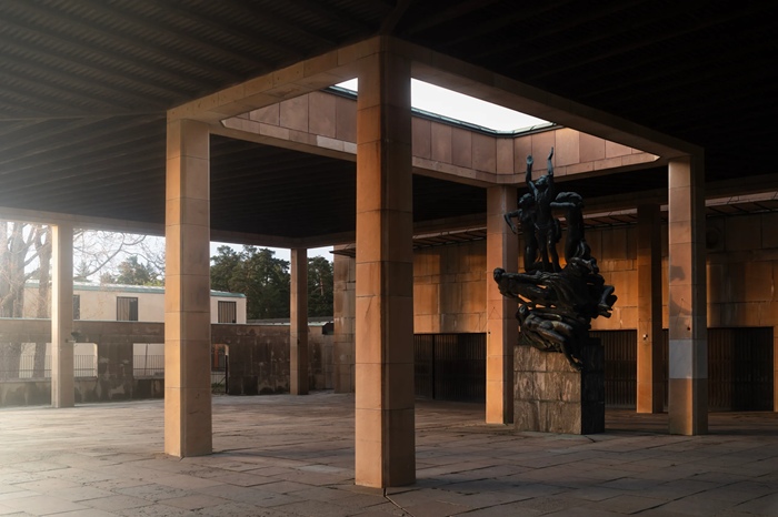 Здание старого крематория - теперь и вовсе больше похоже на арт-инсталляцию.