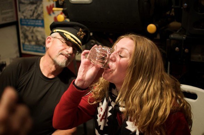 Чтобы стать частью канадского коктейльного клуба, придётся пить алкоголь с пальцем.