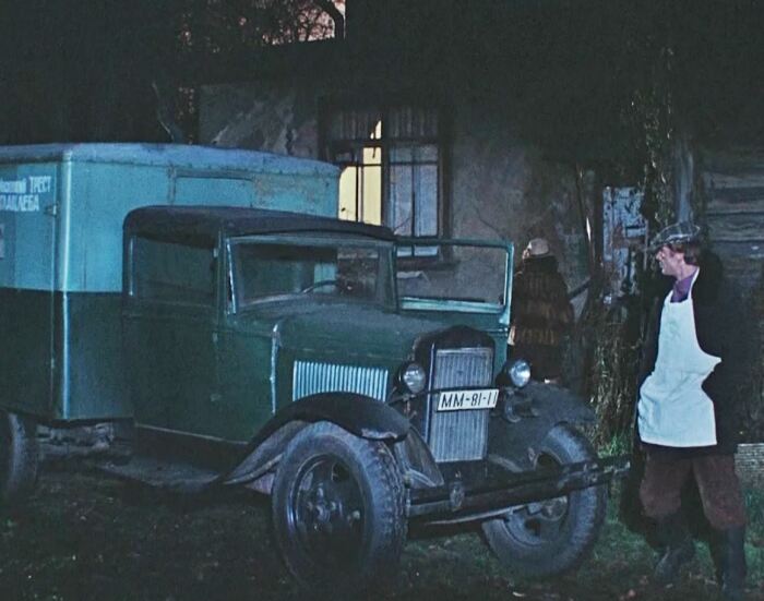 Работать на развозке хлеба и промышлять бандитизмом - нередкая история в тогдашних бандах. Работать на развозке хлеба и промышлять бандитизмом - нередкая история в тогдашних бандах.