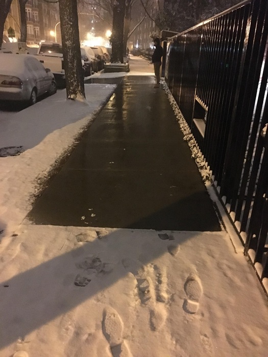 Если в Чикаго зимой на тротуаре нет ни снежинки - значит, этот тротуар тёплый.