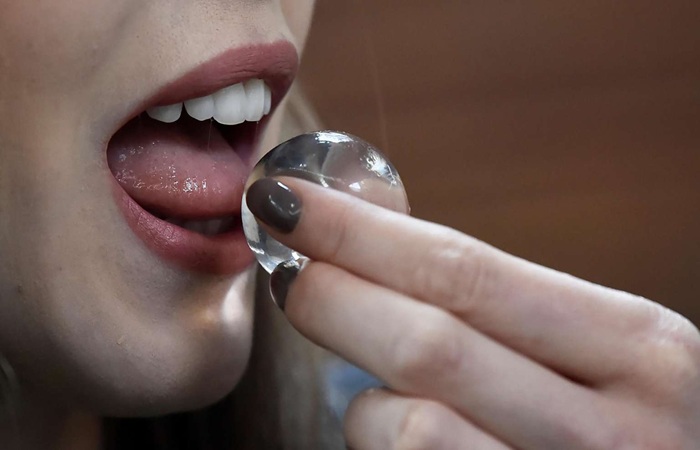 Уникальная упаковка, которую можно съесть или оставить разлагаться. Уникальная упаковка, которую можно съесть или оставить разлагаться.