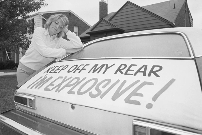 Женщина протестует против топливного бака сзади из-за опасности взрыва. /Фото: interestingfacts.com Женщина протестует против топливного бака сзади из-за опасности взрыва. /Фото: interestingfacts.com