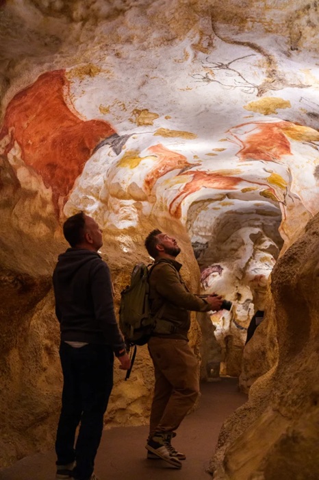 Туристы видят реплики пещерных рисунков - на оригинальные даже дышать нельзя. /Фото: lascaux-dordogne.com