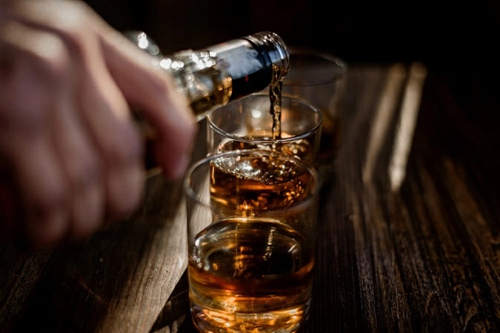 Алкоголь же не просто так десятилетиями выдерживают. /Фото: neg.by