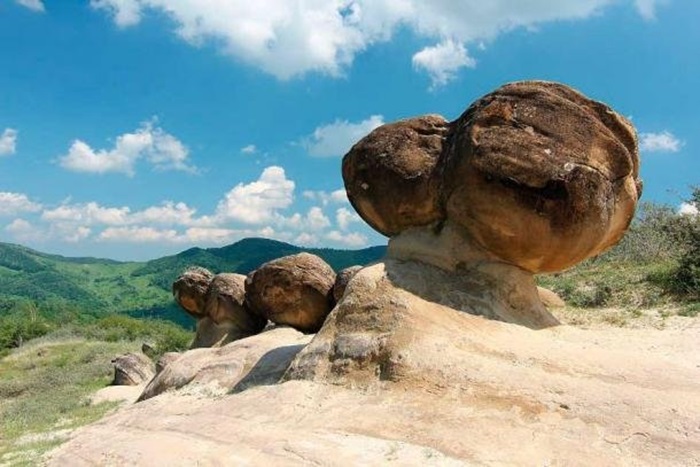 Геологический феномен из Румынии. /Фото: rtraveler.ru