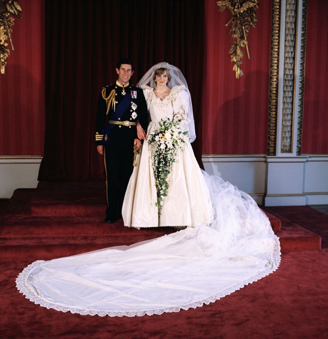 Подвенечное платье принцессы Дианы - одно из самых известных в истории моды. /Фото: apostrophe.ua