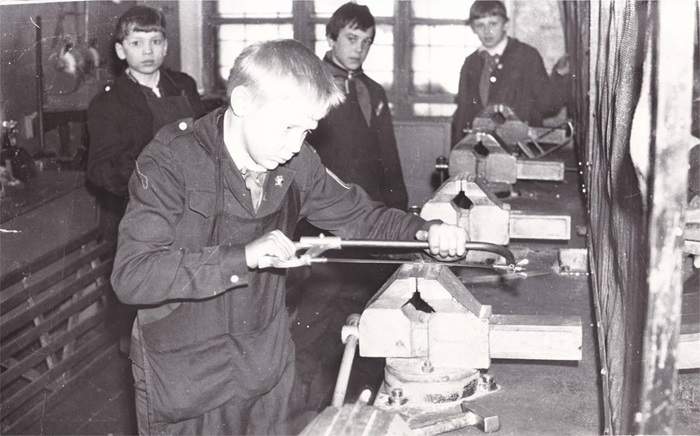 В школах СССР куда сильнее учили работать руками. /Фото: pikabu.ru