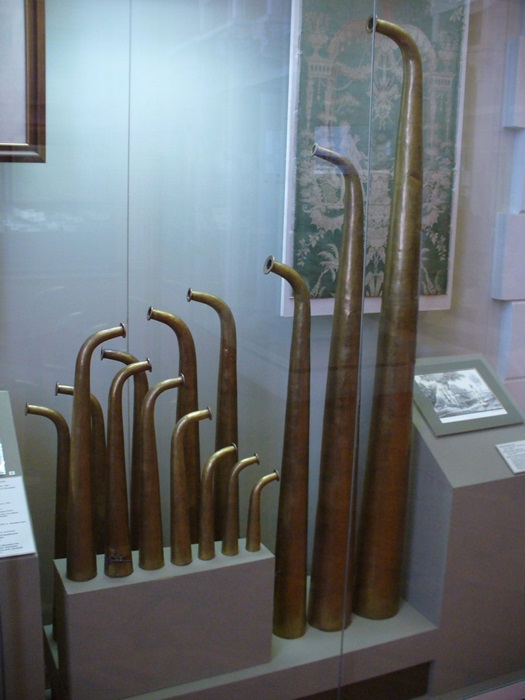 Трубы рогового оркестра в музейной экспозиции. /Фото: wikipedia.org