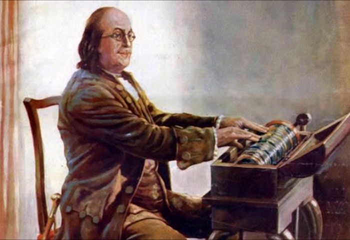 Франклин не только создал гармонику, но и играл на ней. /Фото: nadiadandachi.com