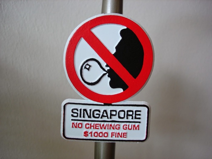 В Сингапуре жвачку можно пожевать разве что в медицинских целях. /Фото: advantiko.com
