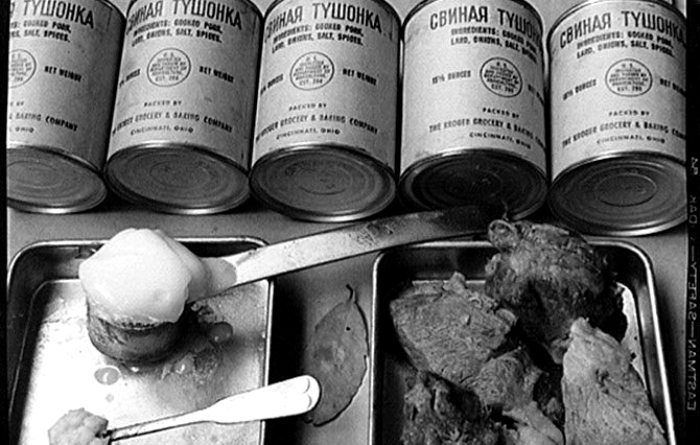 Тушёнка стала настоящим спасением в голодные годы Второй мировой войны. /Фото: my-cccp.com