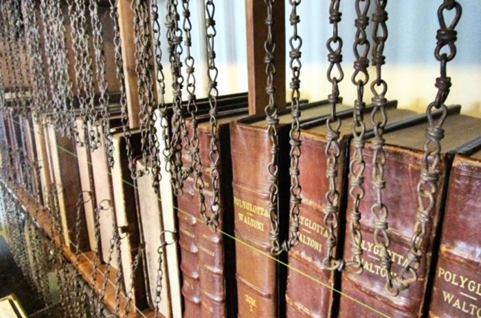 В Средние века книги цепями в библиотеках приковывали. /Фото: aif.by
