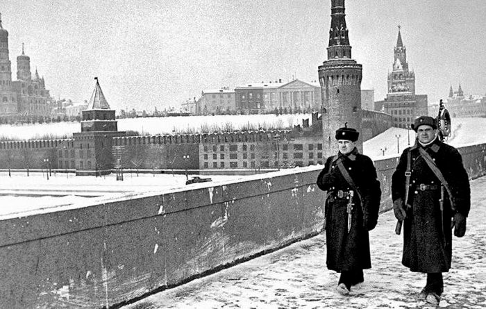 Вид на Кремль в маскировке с Большого Москворецкого моста. /Фото: alexlib.ru