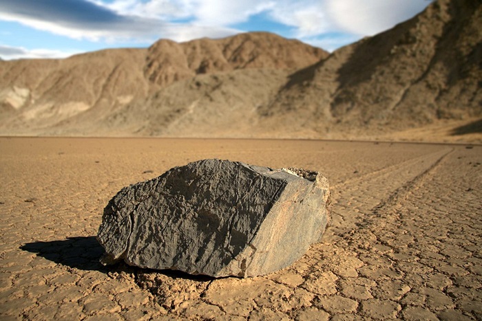 Камни, которые передвигает сама природа. /Фото: wikipedia.org