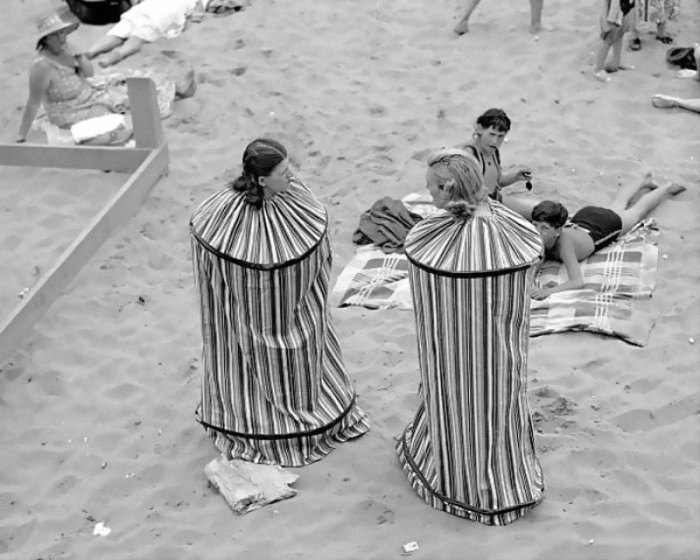 Практичные пляжные переодевалки прошлых лет. /Фото: wp.com