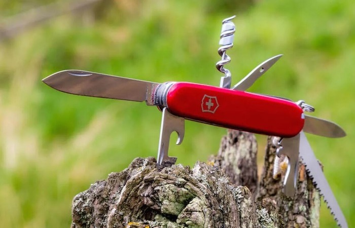 Чтобы создать инсталляцию со швейцарским ножом, его нужно просто развернуть. /Фото: tasmaniantiger.com.ua
