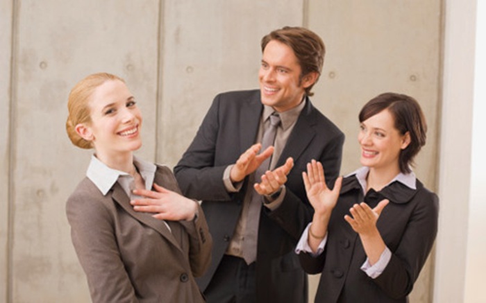 Сказать человеку, что кто-то его похвалил, и вы ему понравитесь. /Фото: schoolsharm.org.ua Сказать человеку, что кто-то его похвалил, и вы ему понравитесь. /Фото: schoolsharm.org.ua