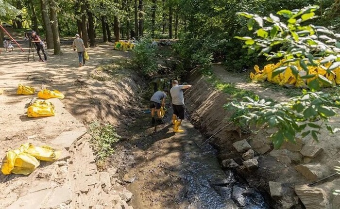 Иногда лучший способ очистить реку - взяться за лопату. /Фото: nia.eco