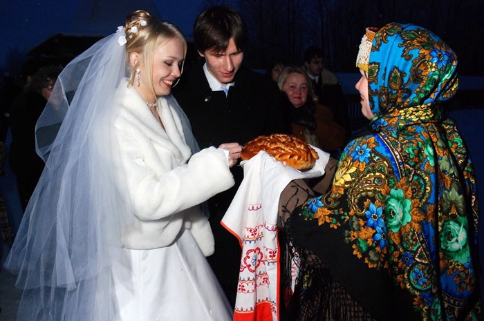 Встреча молодожёнов раньше руководилась только свекровью. /Фото: wedding.4banket.ru
