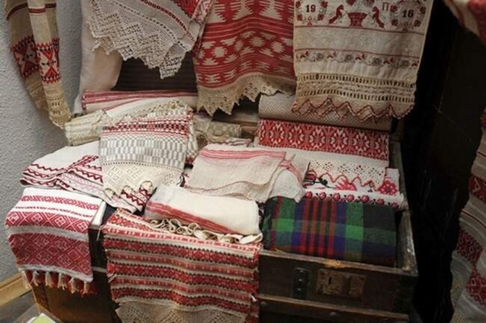 Сундуки далеко не только для хранения одежды пригождались. /Фото: homsk.com