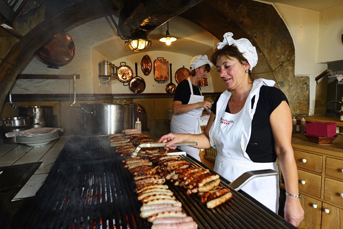 Знаменитые немецкие сосиски в ресторане-долгожителе тоже готовят. /Фото: ostbayern-tourismus.de