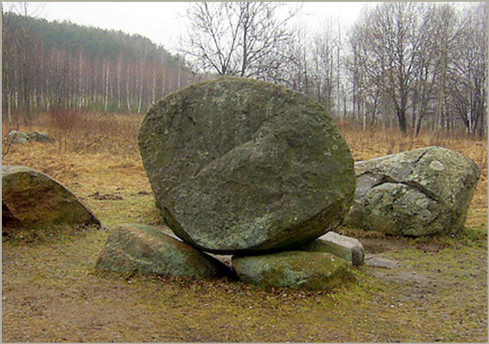 Один из мигрировавших камней, расположенных в Подмосковье. /Фото: mindraw.web.ru