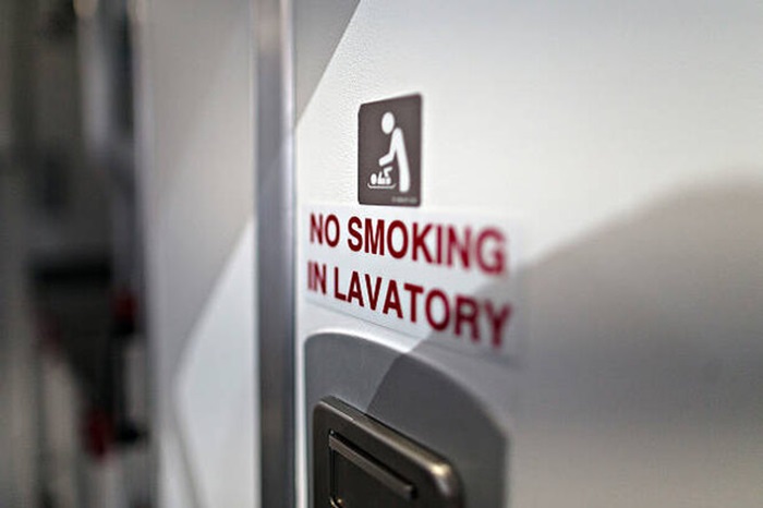 Пепельницы под табличками о запрете курения - частая история в самолётах. /Фото: techinsider.ru